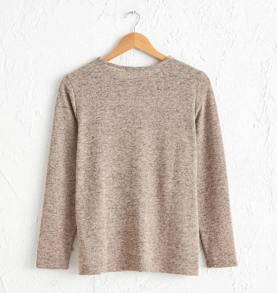 Soldes LC Waikiki Maroc T-shirt à manches longues avec détail de boutons 89Dhs au lieu de 119Dhs